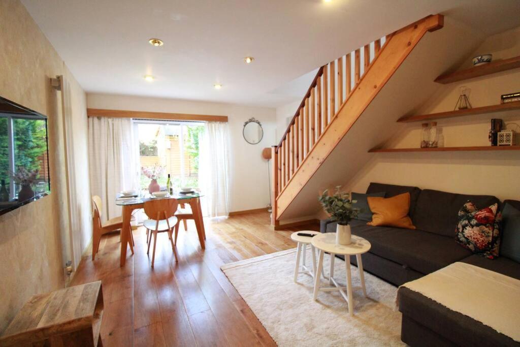 Cheerful Two-Bedroom Residential Home Oxford Bagian luar foto