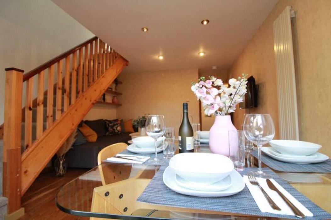 Cheerful Two-Bedroom Residential Home Oxford Bagian luar foto